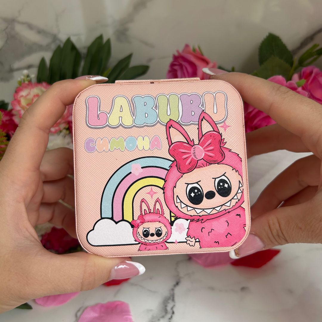Персонализирана кутия за бижута с Labubu дизайн и име Симона, подходяща за деца и фенове на Labubu, върху розов фон с цветя.