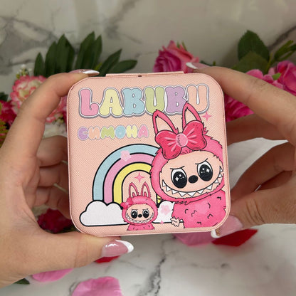 Персонализирана кутия за бижута с Labubu дизайн и име Симона, подходяща за деца и фенове на Labubu, върху розов фон с цветя.